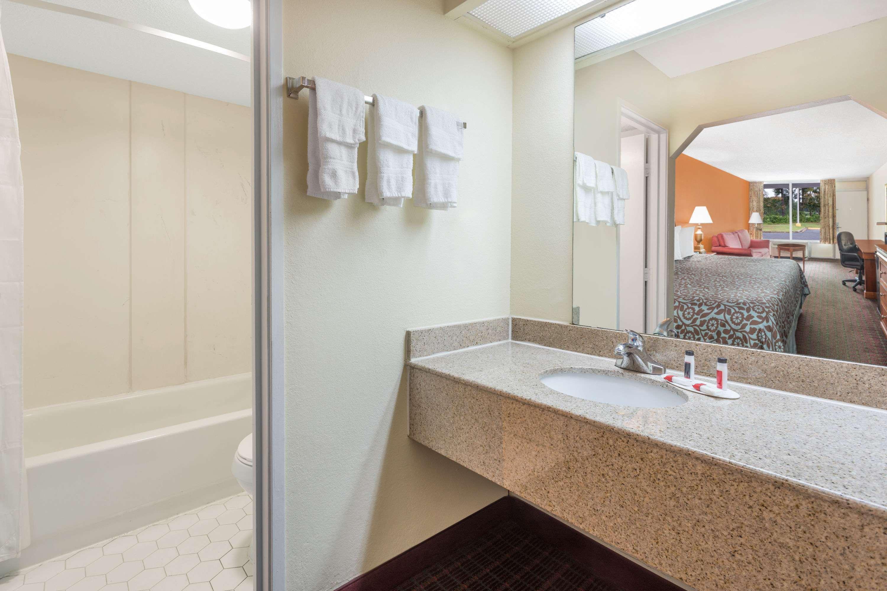 Days Inn By Wyndham Orangeburg South Extérieur photo